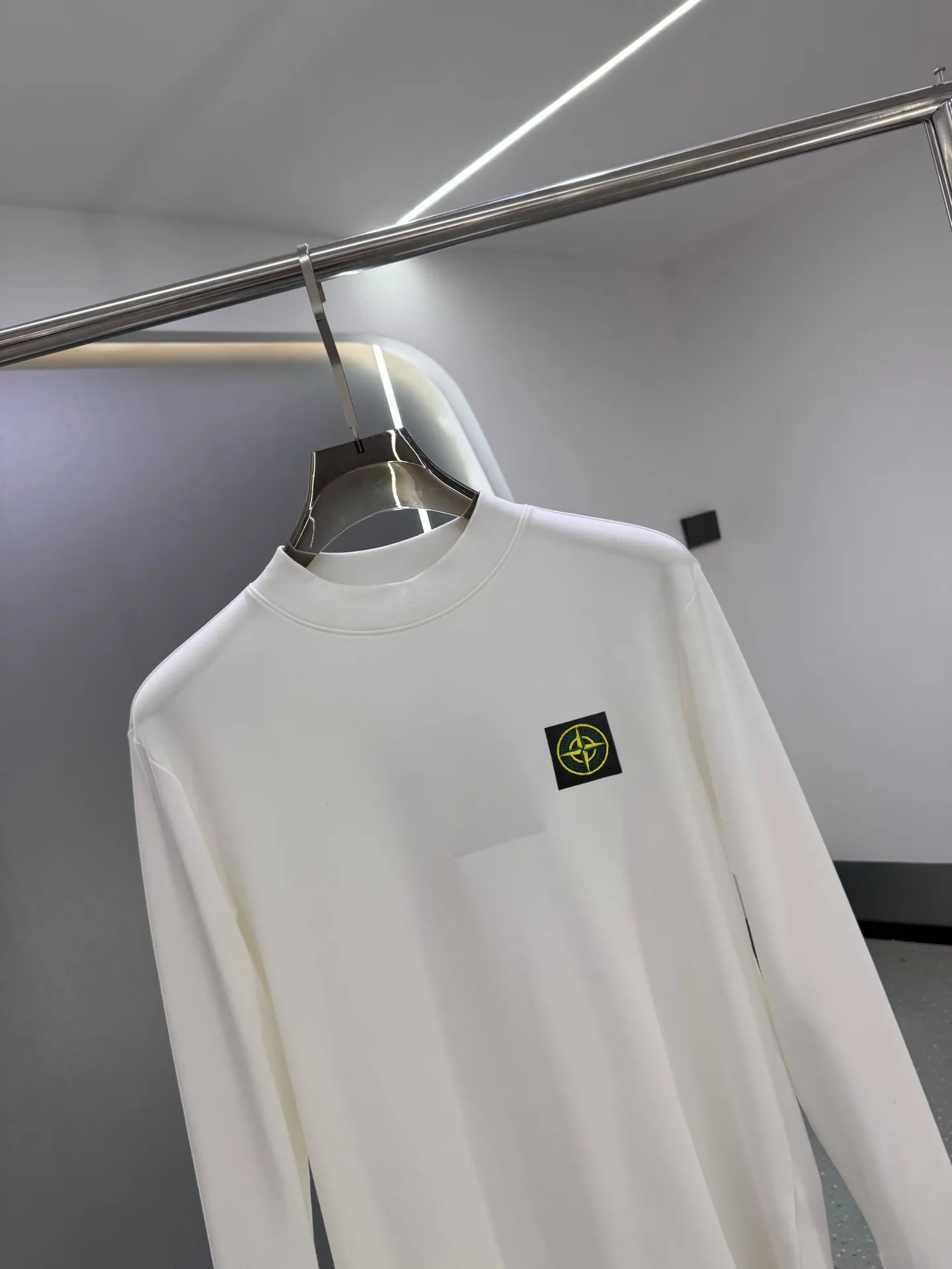 P220 Stone Island 2025 autumn and winter men's latest trade order mid-collar bottoming shirt, in full condition! ! Designed with logo embroidery! Customized 100% pure cotton fabric! Weighing 330g, the upper body is comfortable and breathable, not stiff, and has a rich three-dimensional feel overall. It is a quality export order that meets the simple needs of commuters. The upper body effect is very good, slimming, and not picky about the figure. The fabric workmanship is impeccable. Black White Size: XS-2XL